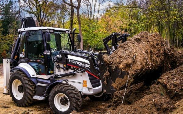 Аренда и услуги экскаваторов-погрузчиков в Химках.